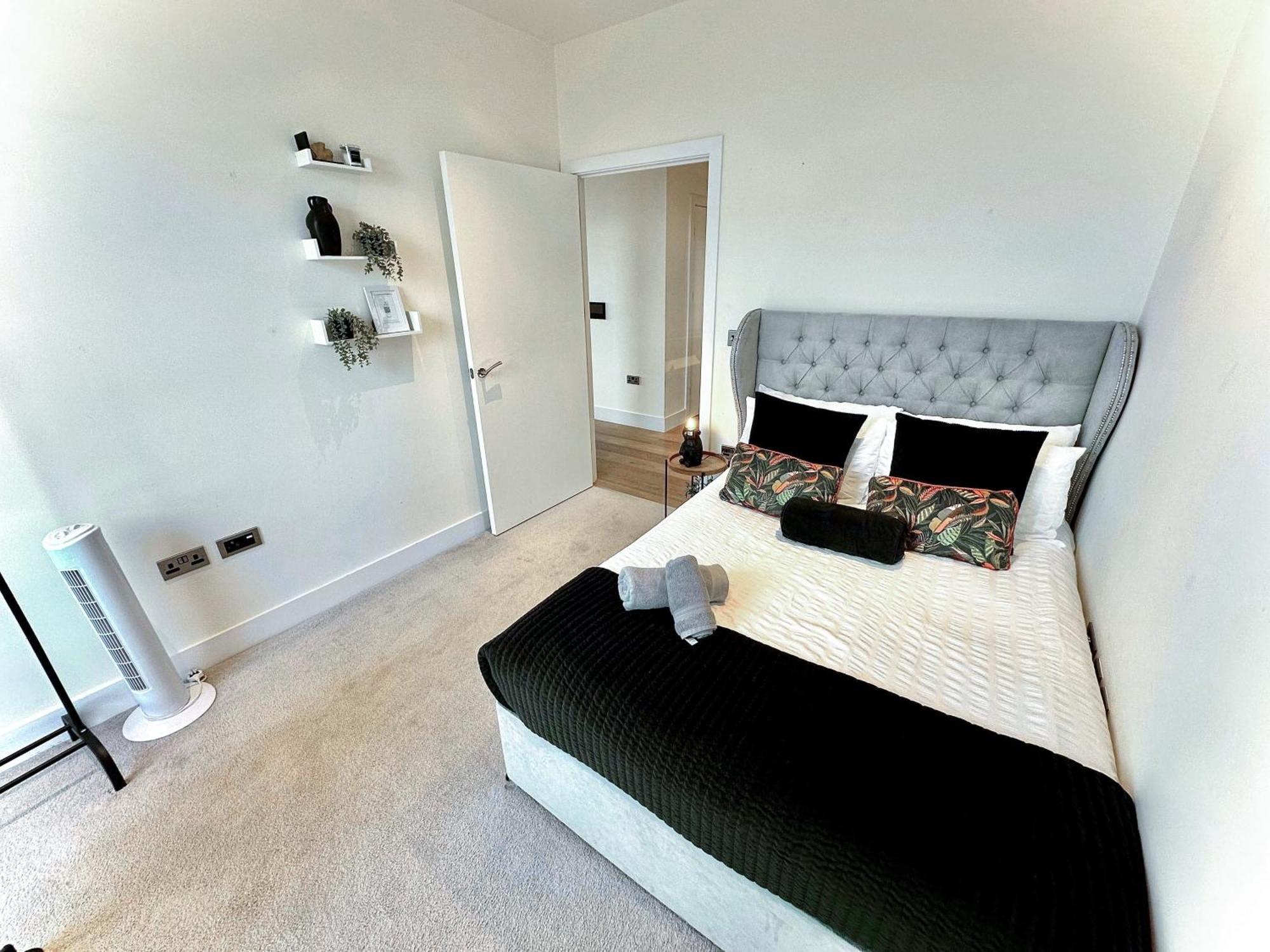 Elegant 3-bedroom Penthouse With A Private Terrace, Lift Access, And Free Wi-fi, Located In Battersea, Nine Elms Appartement *