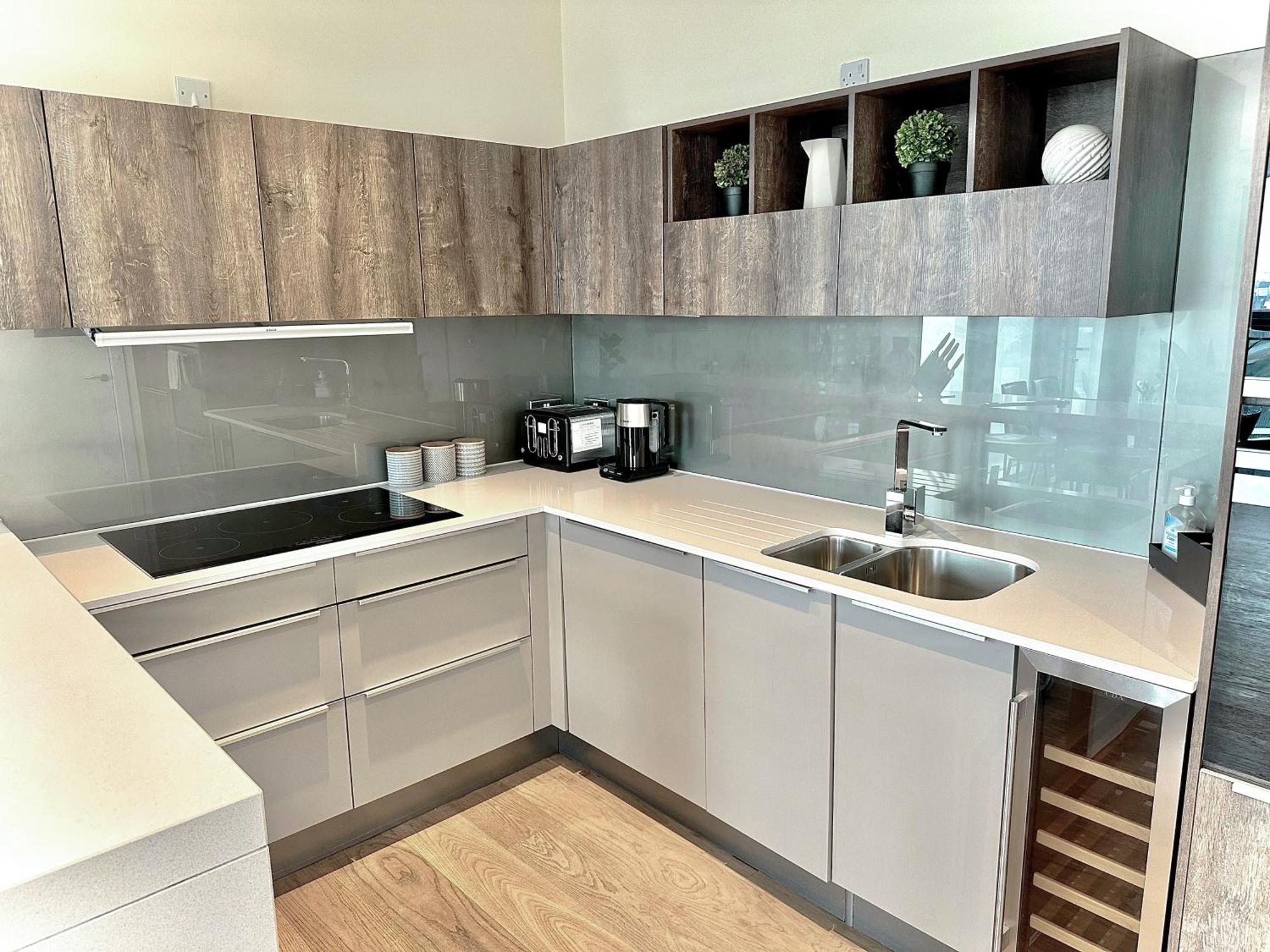 Appartement Elegant 3-bedroom Penthouse With A Private Terrace, Lift Access, And Free Wi-fi, Located In Battersea, Nine Elms *
