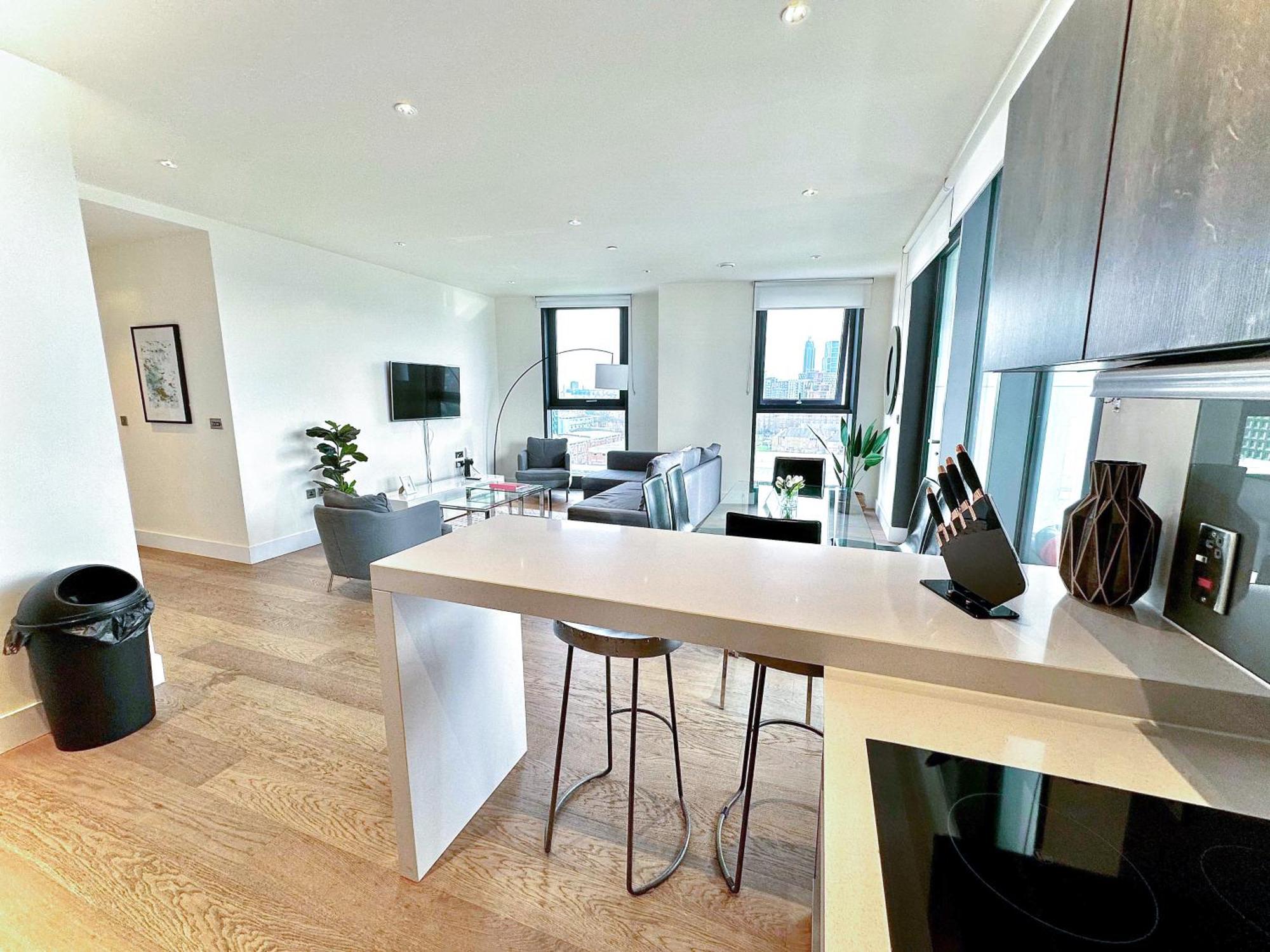 Appartement Elegant 3-bedroom Penthouse With A Private Terrace, Lift Access, And Free Wi-fi, Located In Battersea, Nine Elms