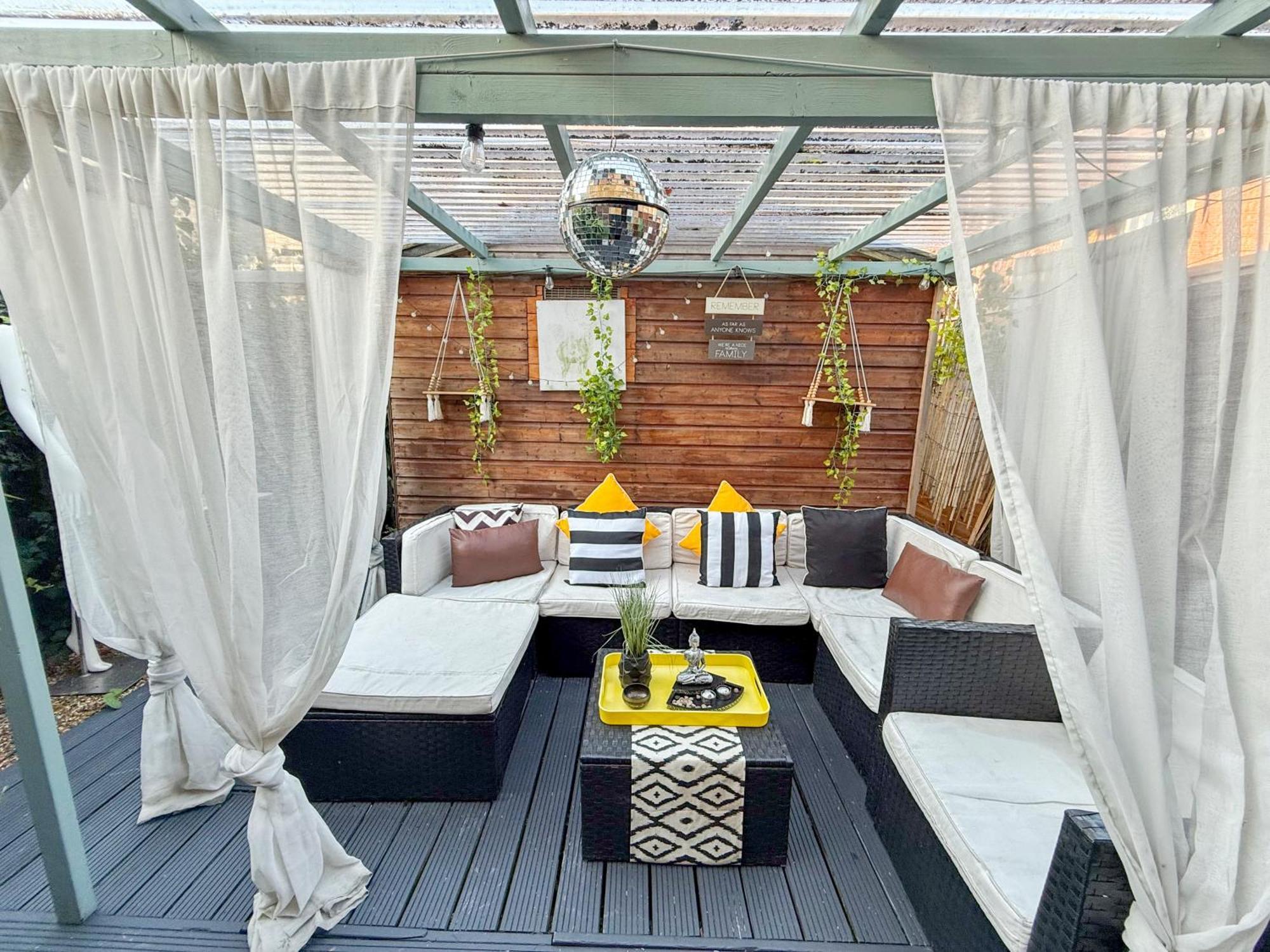 Hébergement de vacances 2bed Garden House W/hot Tub, Sauna & Cinema *
