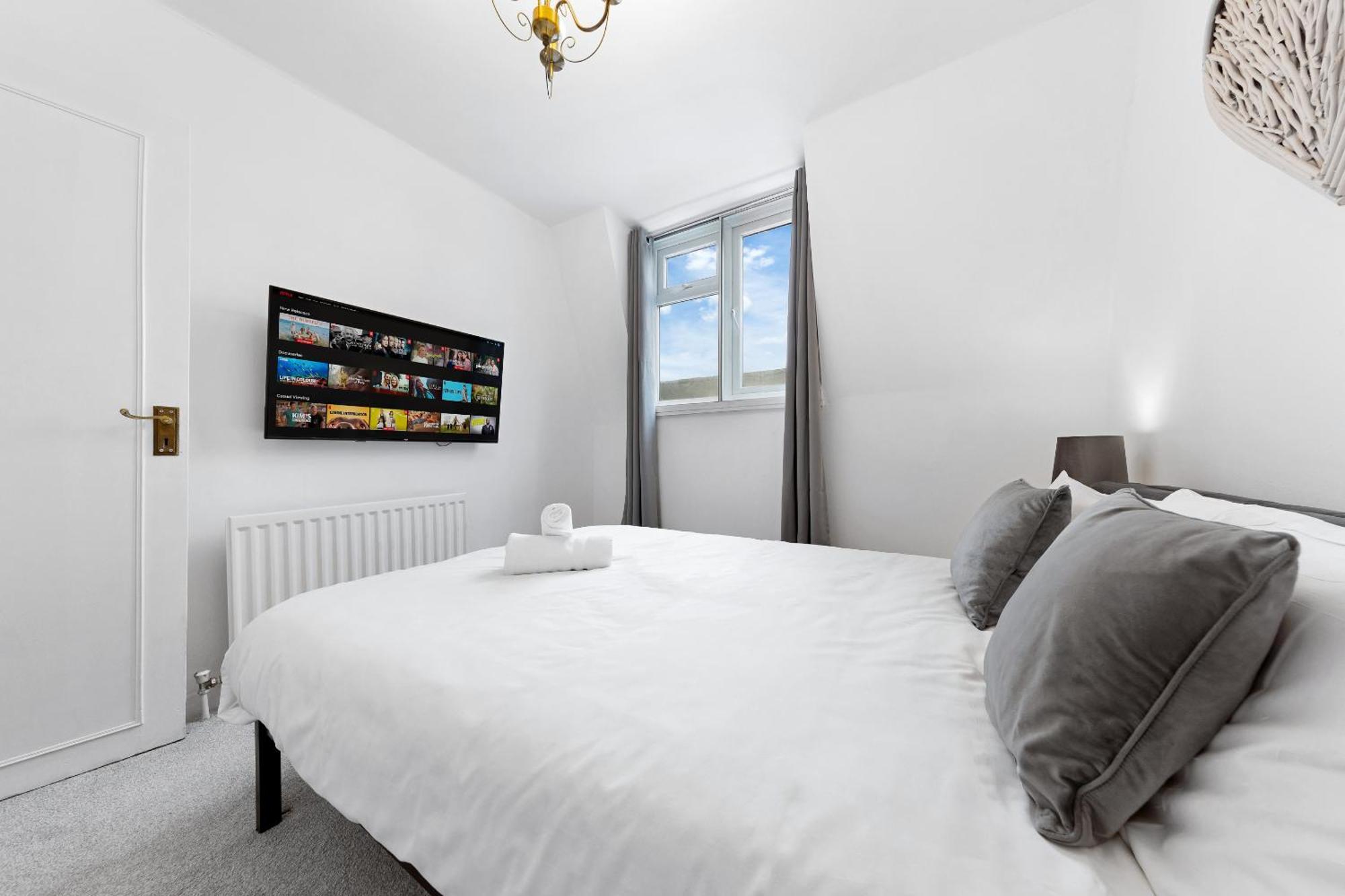 Newly Renovated Kensington 2 Bedroom With Balcony Near Harrods Sleeps 6, 2 Min Walk From Station Appartement Londres