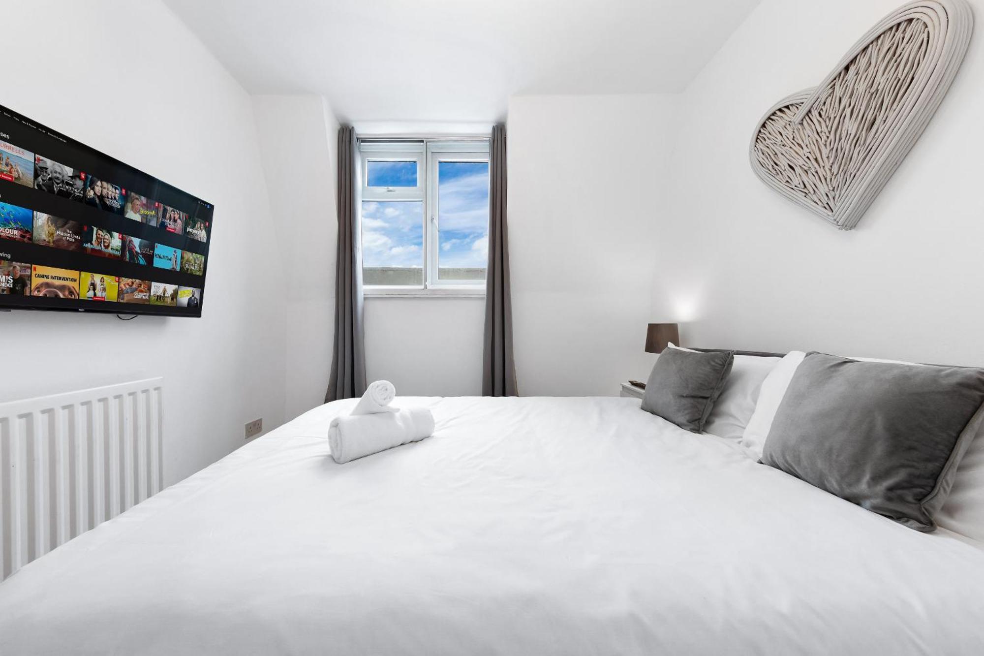 Newly Renovated Kensington 2 Bedroom With Balcony Near Harrods Sleeps 6, 2 Min Walk From Station Appartement *