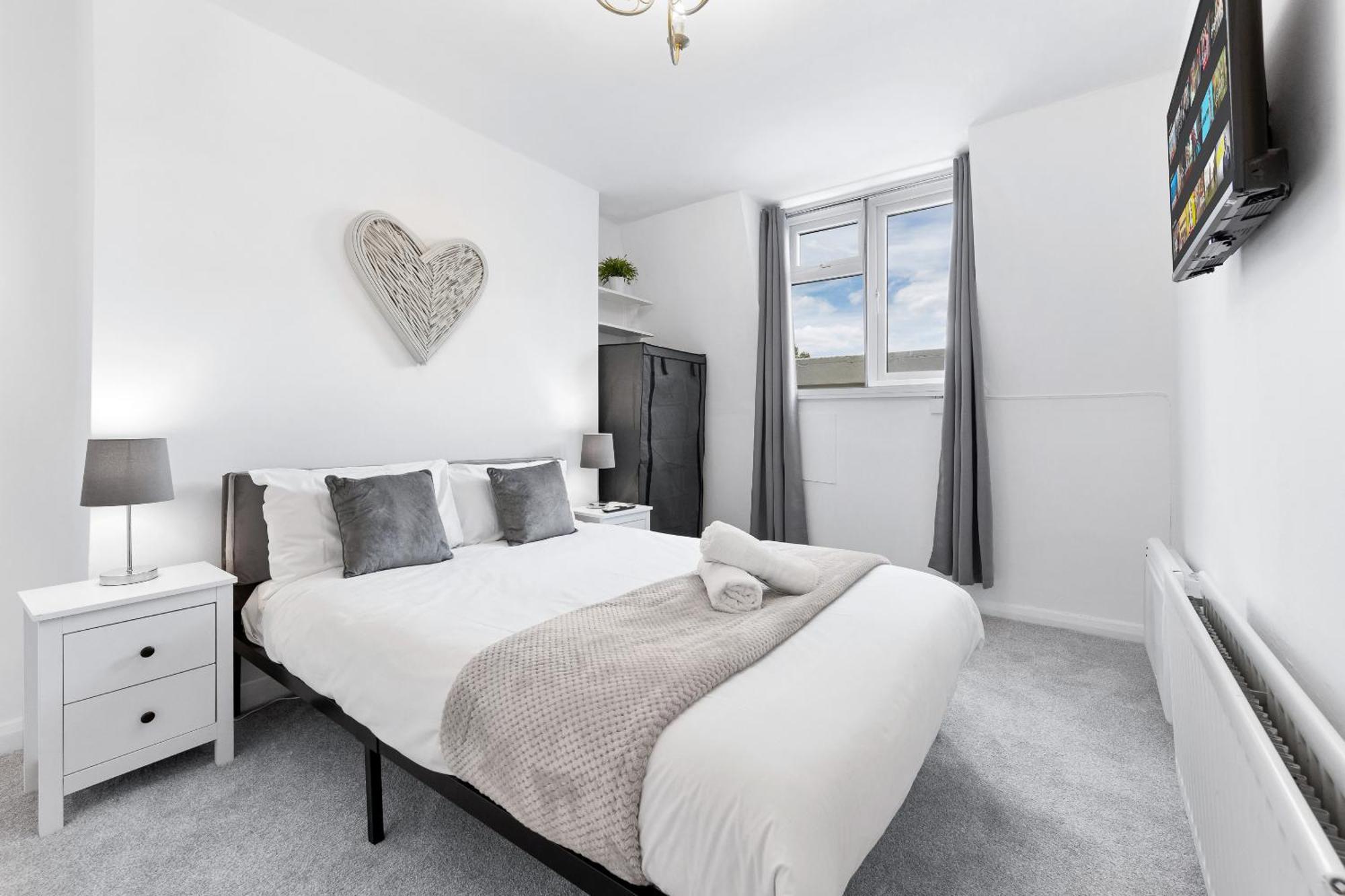 Newly Renovated Kensington 2 Bedroom With Balcony Near Harrods Sleeps 6, 2 Min Walk From Station * Londres