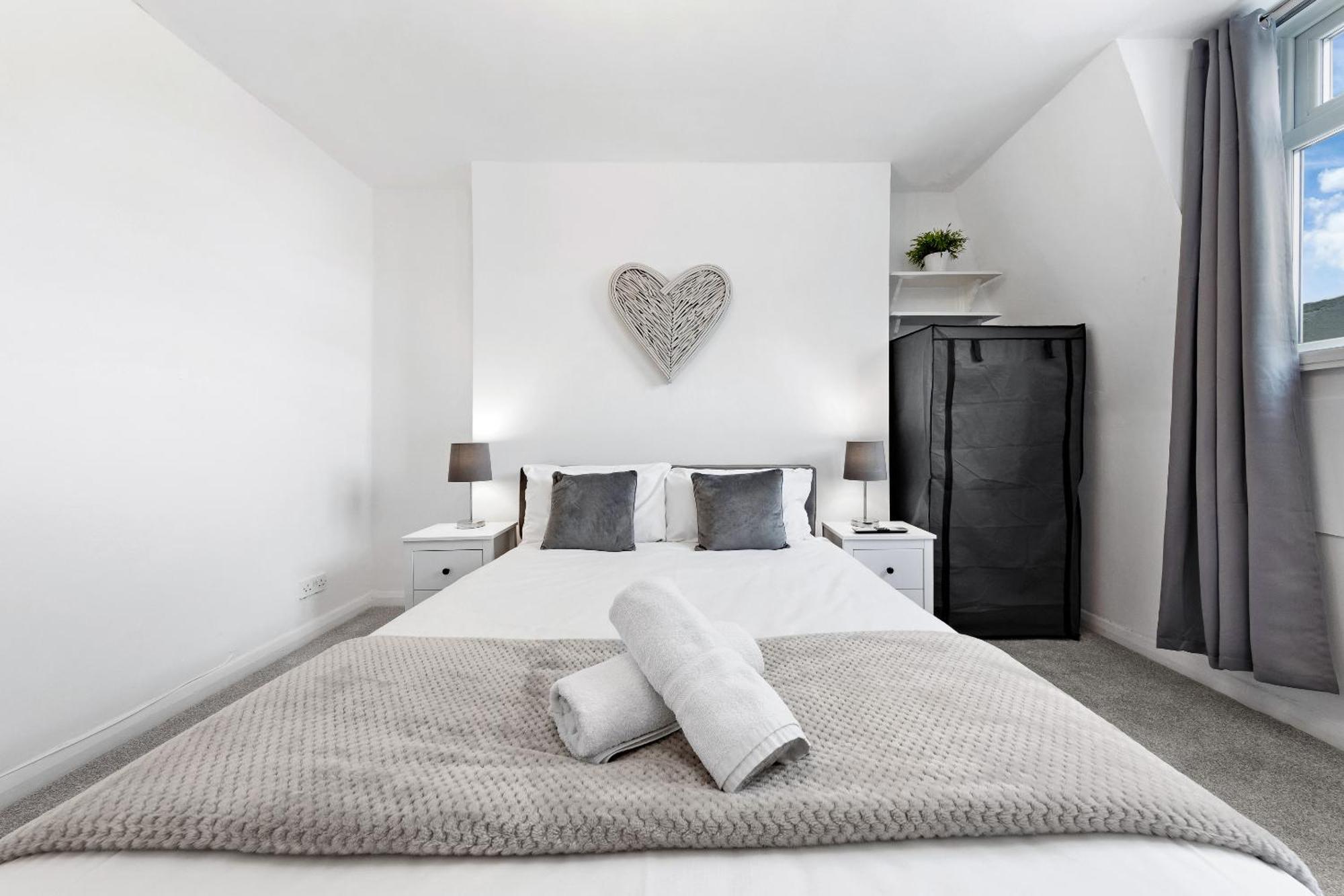 Newly Renovated Kensington 2 Bedroom With Balcony Near Harrods Sleeps 6, 2 Min Walk From Station * Londres