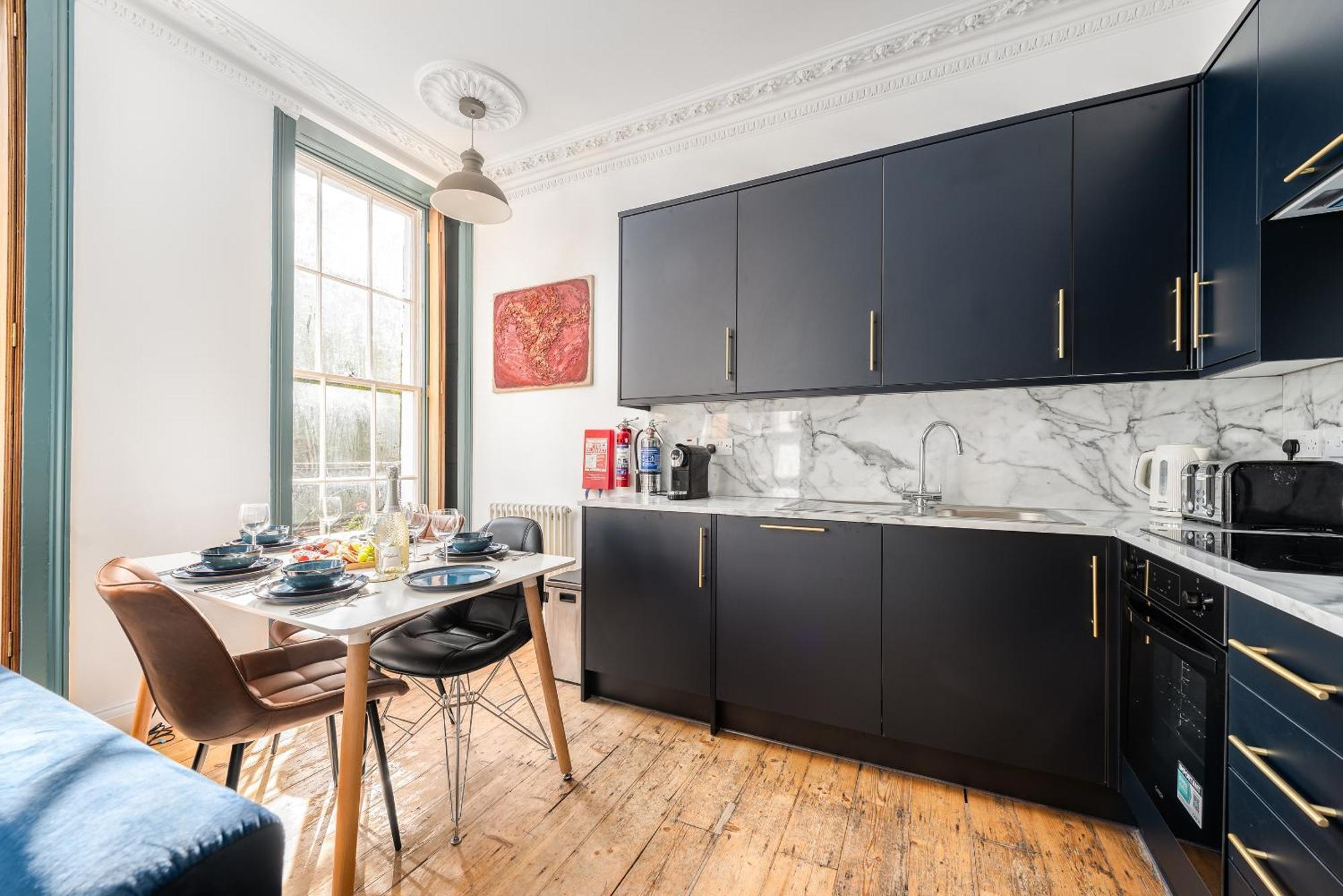 Apartamento 1 Bedroom Chic Flat By Hostarahomes, Sleeps Up To 4, Full Apartment, Location