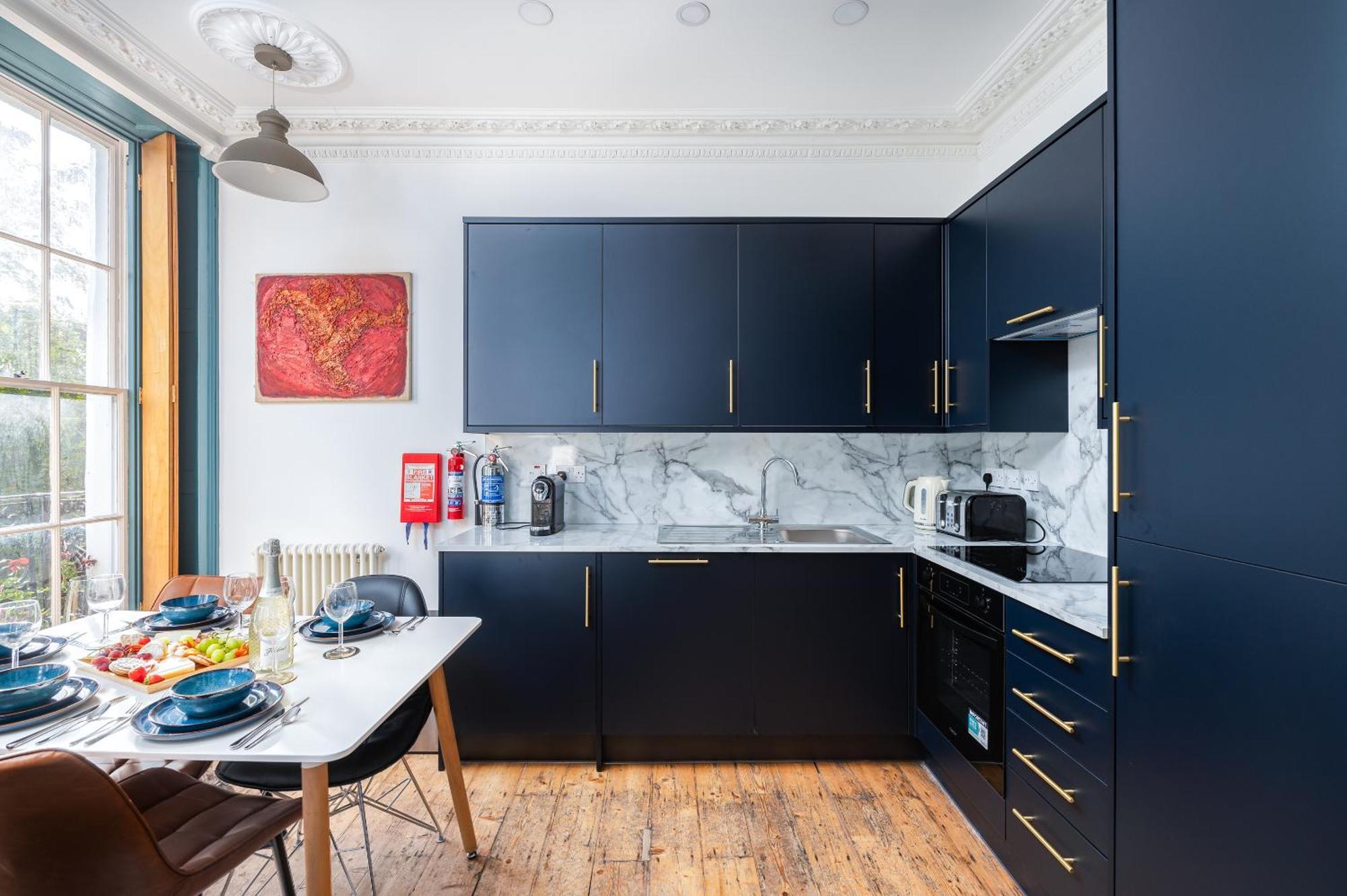 1 Bedroom Chic Flat By Hostarahomes, Sleeps Up To 4, Full Apartment, Location Londres