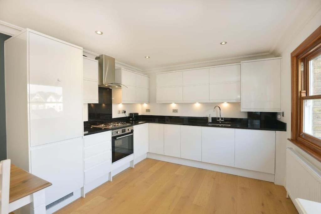Cosy Flat Of 2 Bed And 2 Toilet Apartamento