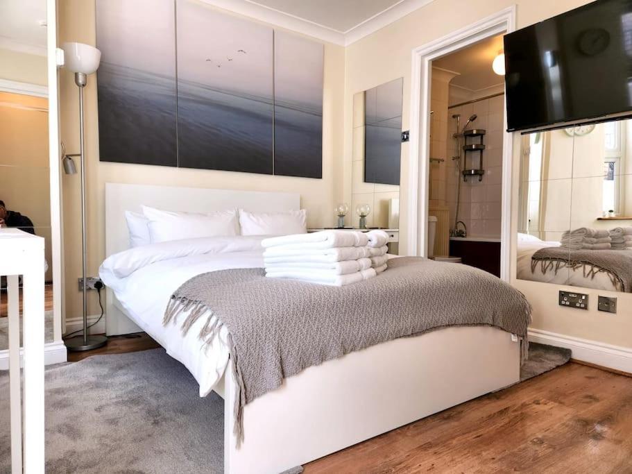 St 1 - Newly Refurbished Flat - Close To Tube 1-2 Mins Londres