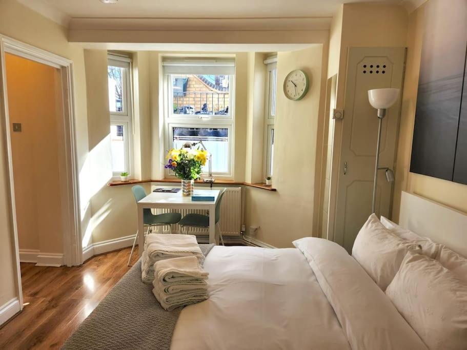 St 1 - Newly Refurbished Flat - Close To Tube 1-2 Mins Appartement
