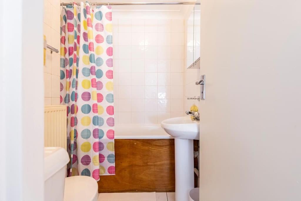 St 1 - Newly Refurbished Flat - Close To Tube 1-2 Mins Londres