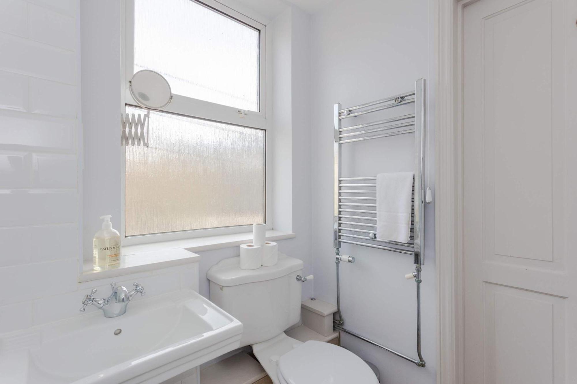 Newly Refurbished 4 Bedroom House In East Apartamento Londres