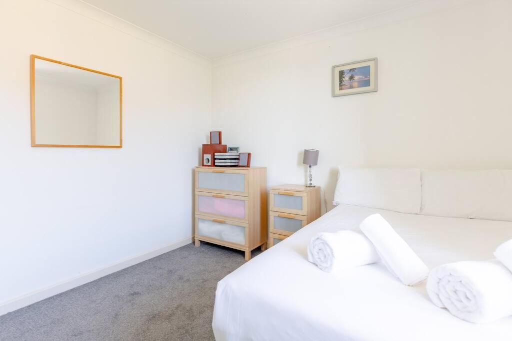 Homely 1 Bedroom In Beckton With Parking *