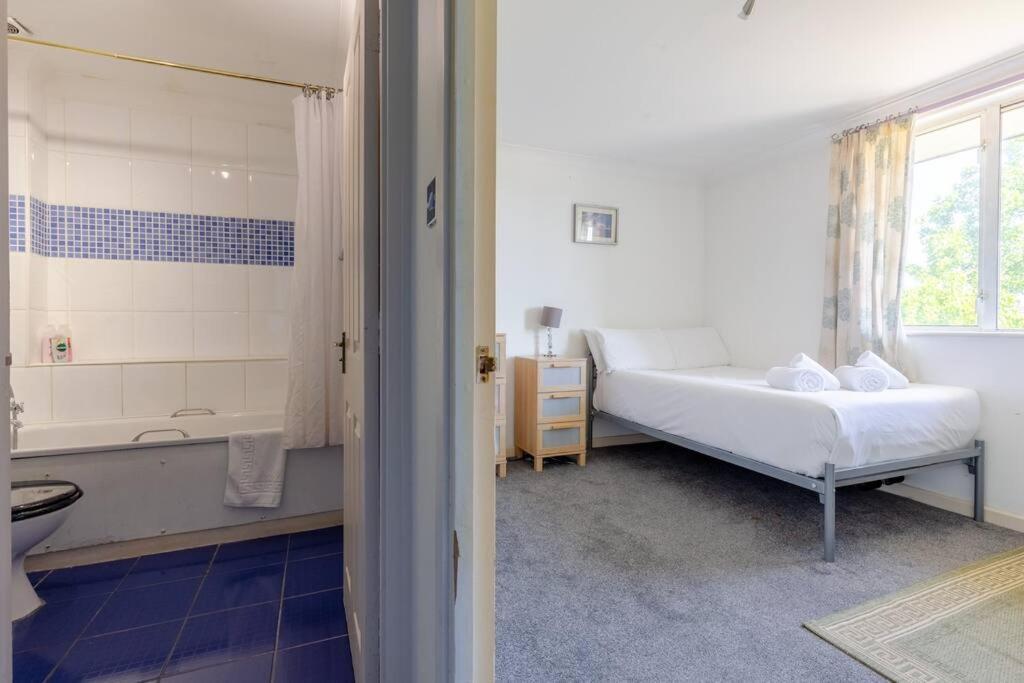 Homely 1 Bedroom In Beckton With Parking Appartement *