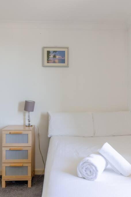 Homely 1 Bedroom In Beckton With Parking *