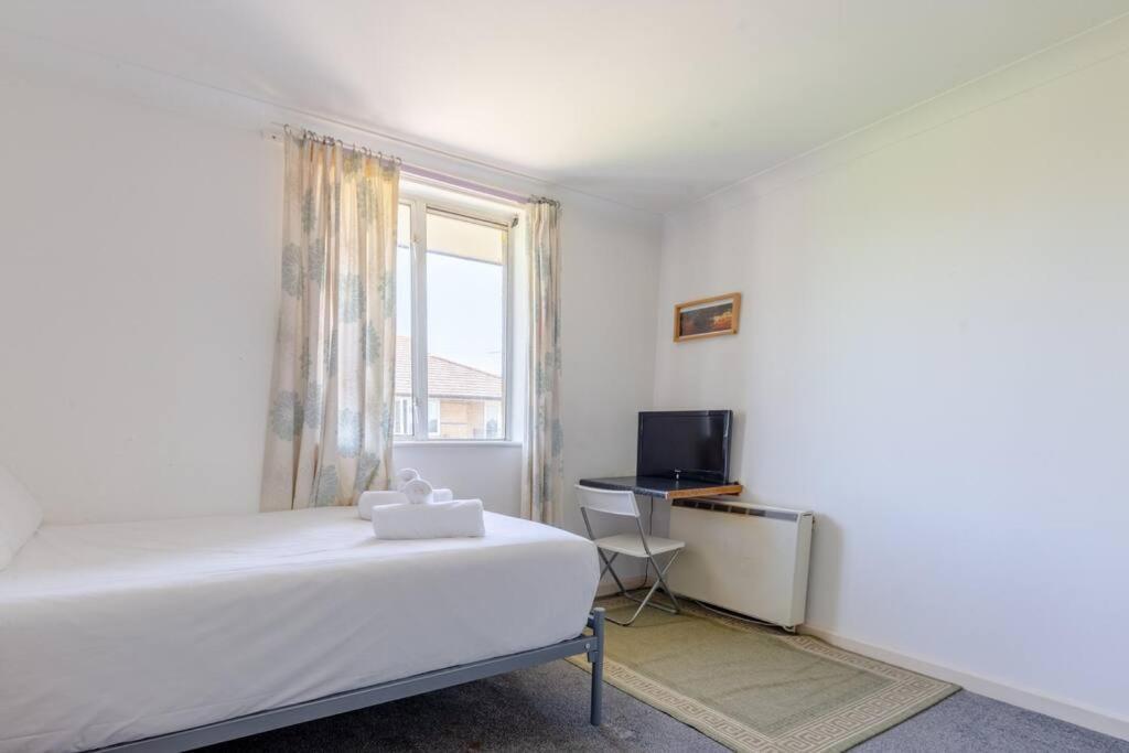 Homely 1 Bedroom In Beckton With Parking * Londen