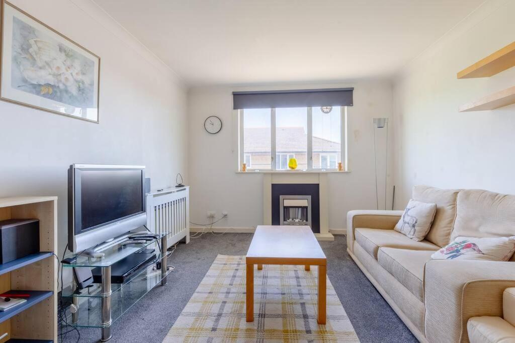 Homely 1 Bedroom In Beckton With Parking Appartement Londen
