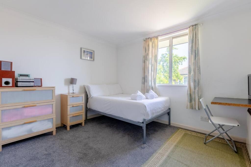 Homely 1 Bedroom In Beckton With Parking Appartement