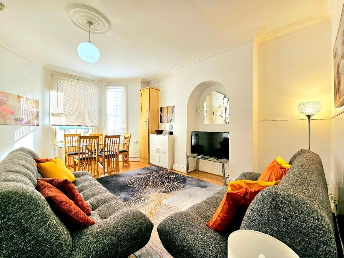 Spacious & Cosy 2 Bedroom 2 Sofa-beds With Private Entrance And Back Patio, 3 Min Walk To Earl's Court Station Apartamento