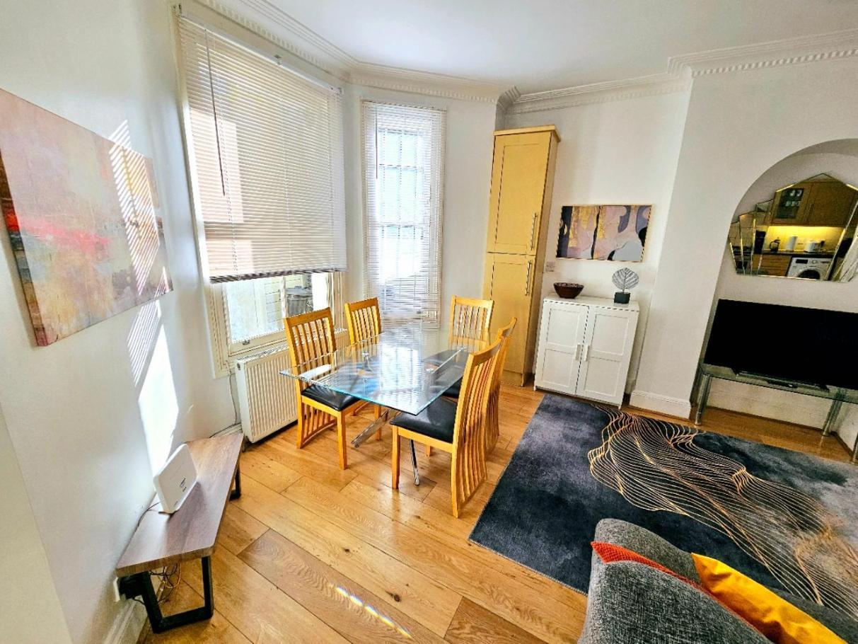 Spacious & Cosy 2 Bedroom 2 Sofa-beds With Private Entrance And Back Patio, 3 Min Walk To Earl's Court Station Apartamento Londres