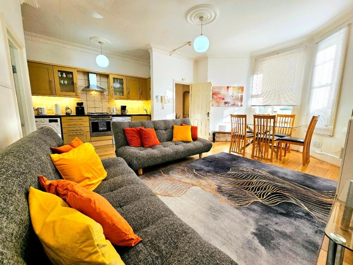 Apartamento Spacious & Cosy 2 Bedroom 2 Sofa-beds With Private Entrance And Back Patio, 3 Min Walk To Earl's Court Station Londres