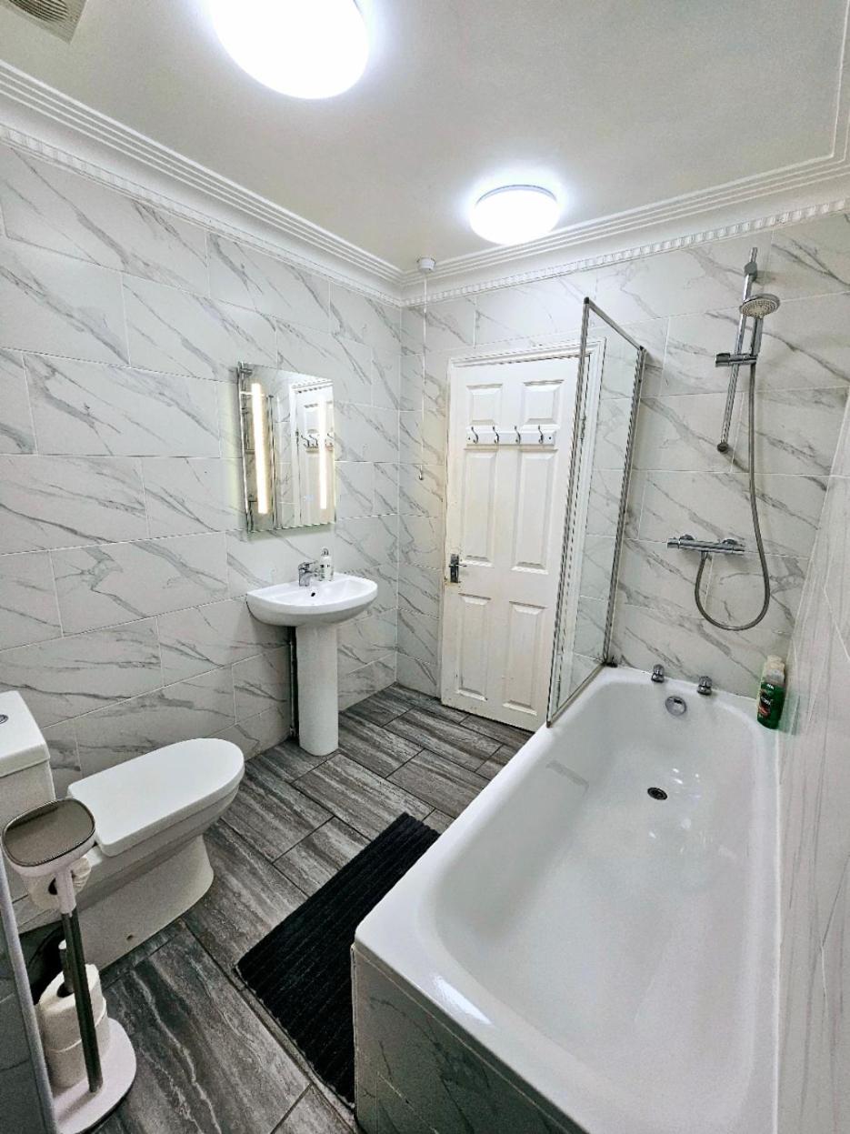 Spacious & Cosy 2 Bedroom 2 Sofa-beds With Private Entrance And Back Patio, 3 Min Walk To Earl's Court Station Apartamento