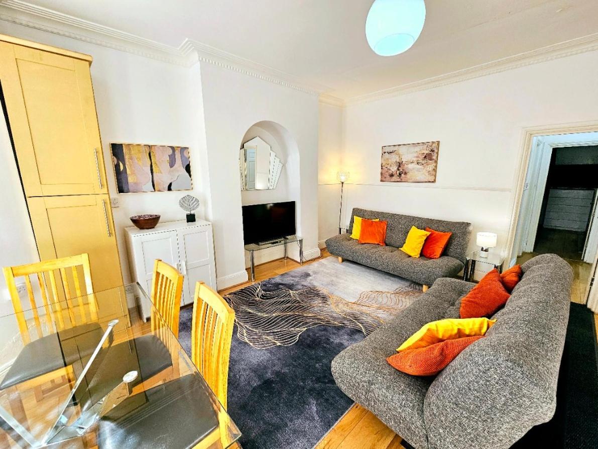 Spacious & Cosy 2 Bedroom 2 Sofa-beds With Private Entrance And Back Patio, 3 Min Walk To Earl's Court Station Apartamento Londres