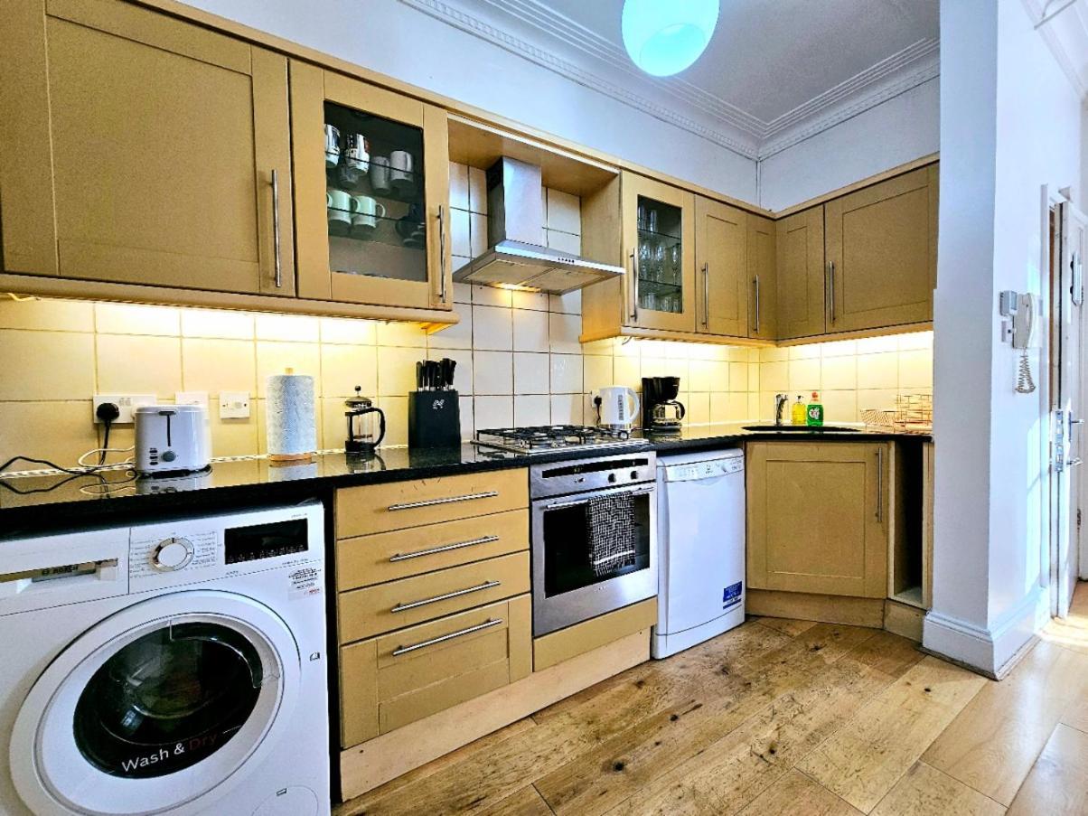 Apartamento Spacious & Cosy 2 Bedroom 2 Sofa-beds With Private Entrance And Back Patio, 3 Min Walk To Earl's Court Station Londres