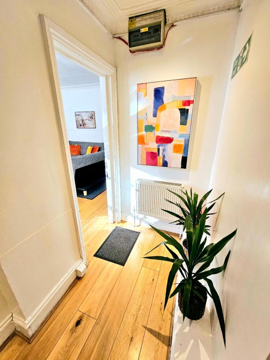 Spacious & Cosy 2 Bedroom 2 Sofa-beds With Private Entrance And Back Patio, 3 Min Walk To Earl's Court Station Londres