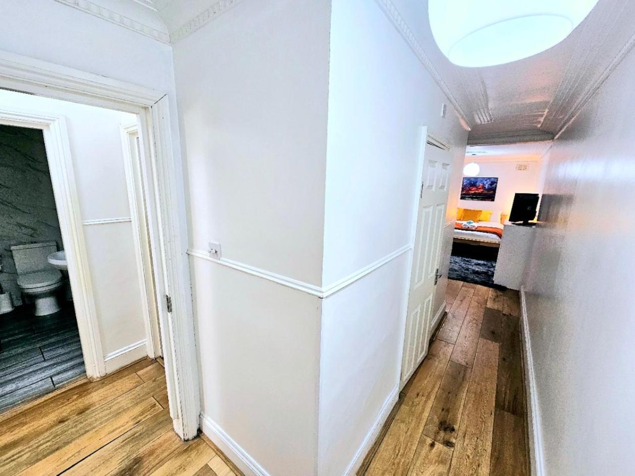 Spacious & Cosy 2 Bedroom 2 Sofa-beds With Private Entrance And Back Patio, 3 Min Walk To Earl's Court Station * Londres