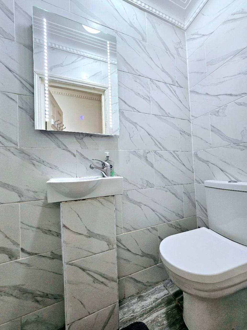 Spacious & Cosy 2 Bedroom 2 Sofa-beds With Private Entrance And Back Patio, 3 Min Walk To Earl's Court Station Apartamento Londres