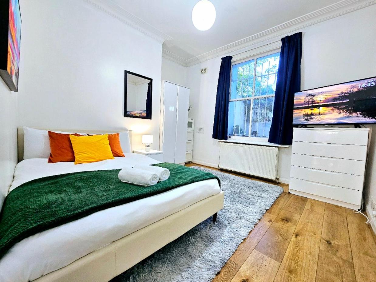 Spacious & Cosy 2 Bedroom 2 Sofa-beds With Private Entrance And Back Patio, 3 Min Walk To Earl's Court Station Londres