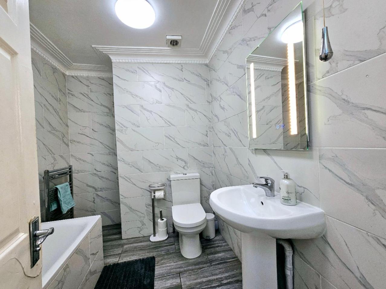 Spacious & Cosy 2 Bedroom 2 Sofa-beds With Private Entrance And Back Patio, 3 Min Walk To Earl's Court Station Apartamento *