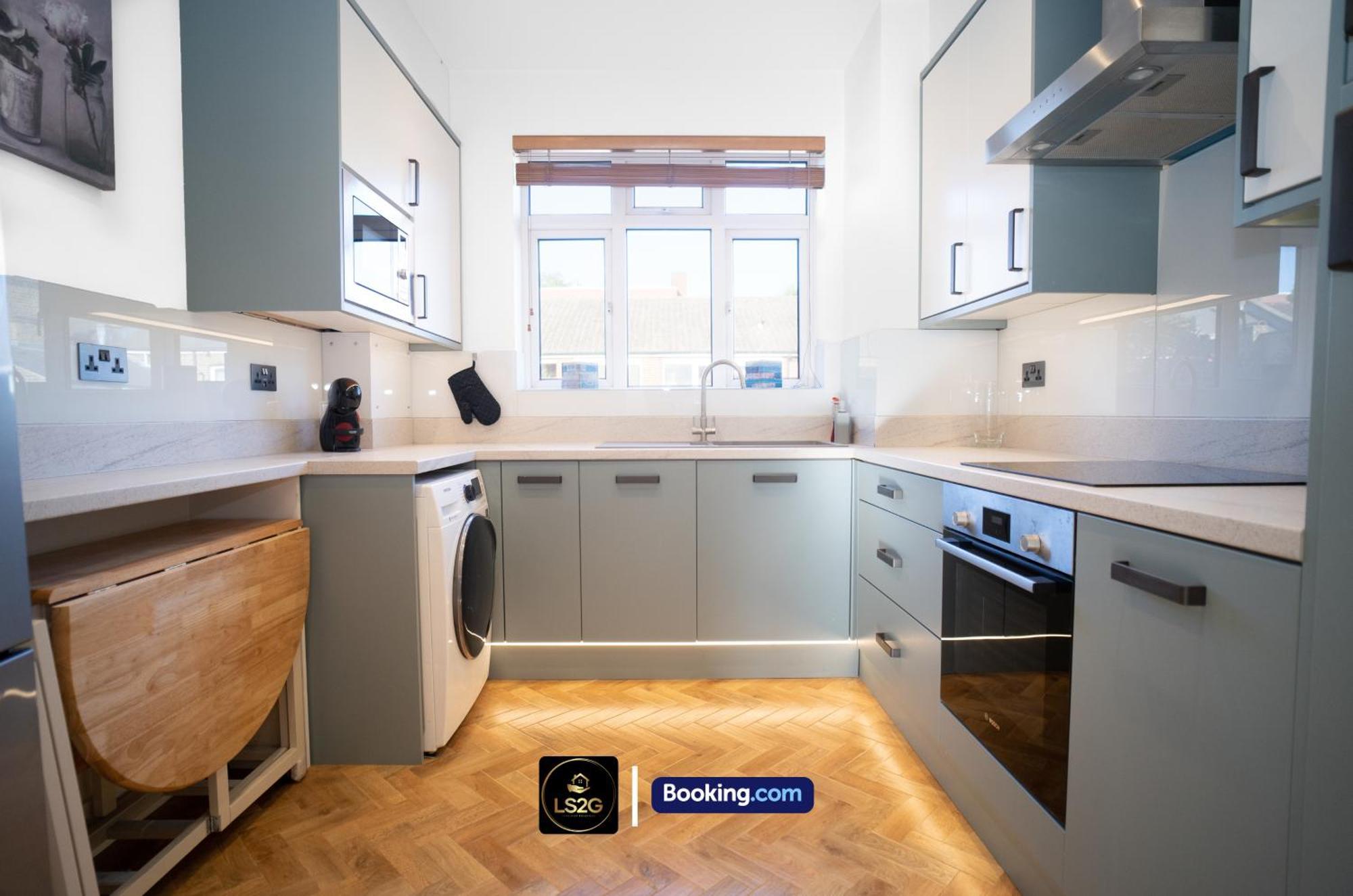 Amazing 3 Bedroom By Ls2g Short Lets & Serviced Greater With Free Wifi Appartement *