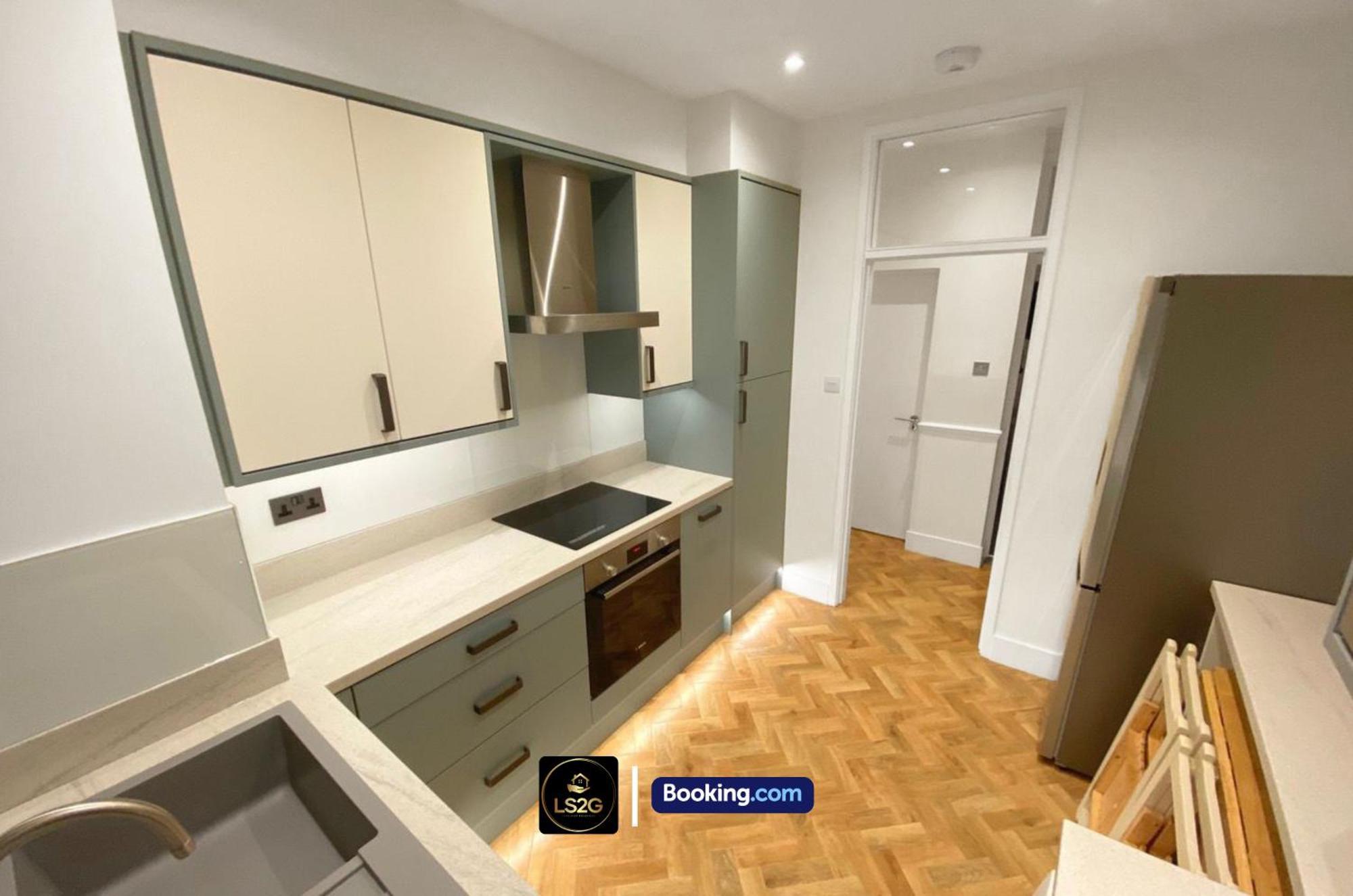 Amazing 3 Bedroom By Ls2g Short Lets & Serviced Greater With Free Wifi Appartement *