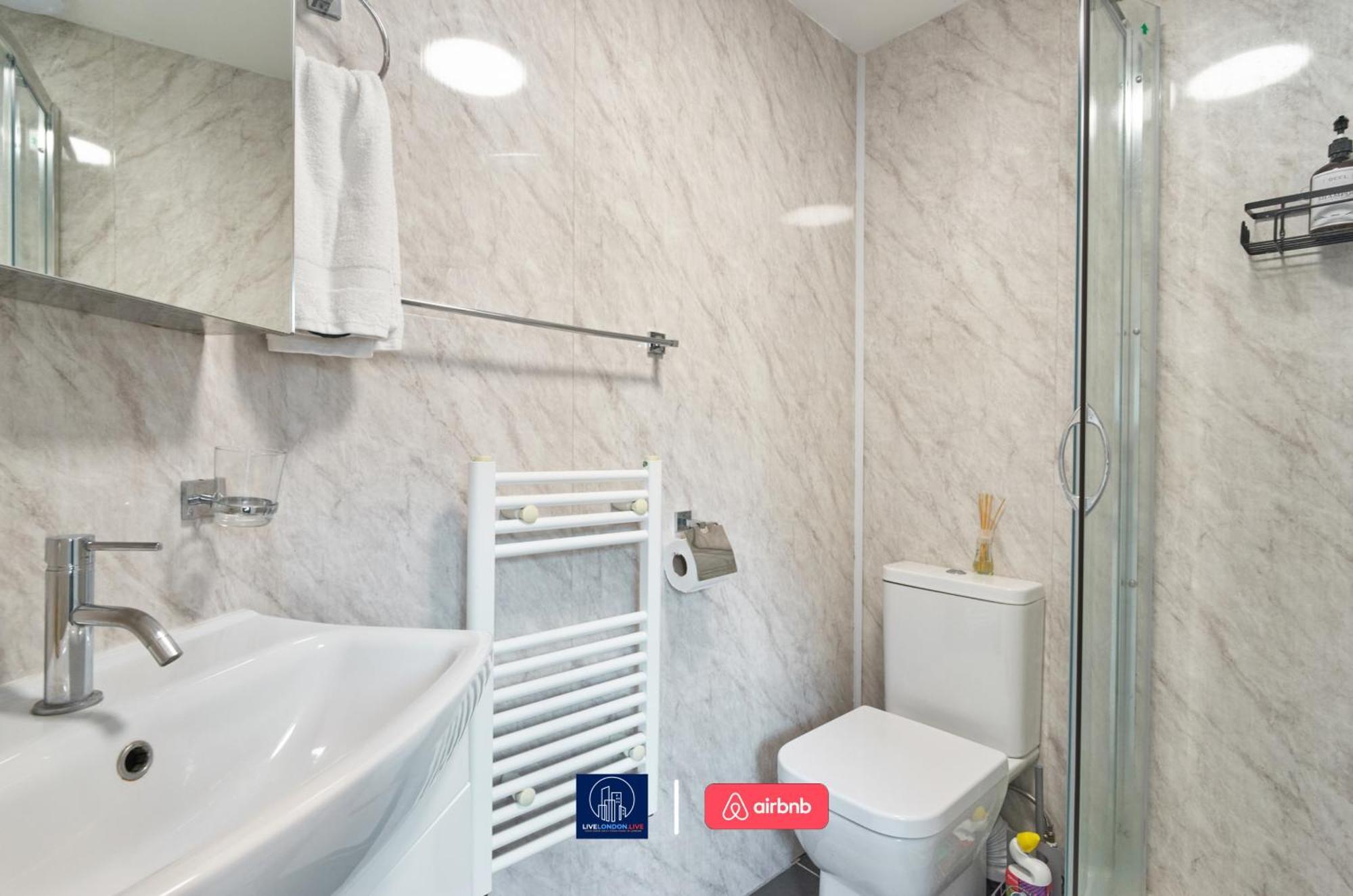 Apartment Last-minute Reserve L Sleeps Up To 4 Guests L One-bedroom With King Bed And High Ceilings Near Camden By Live Short Lets & Serviced London