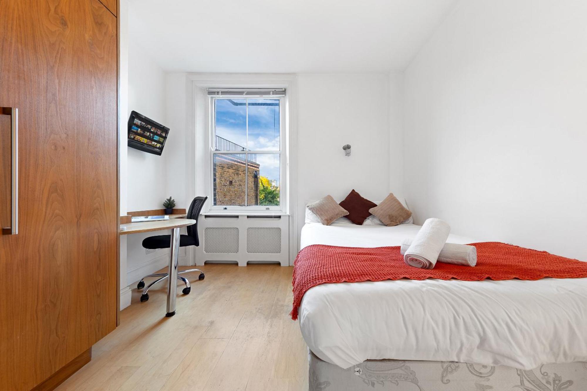 Apartment Luxury 4-bedroom Modern Flat In Steps From Station, Sleeps 9 In Style! *