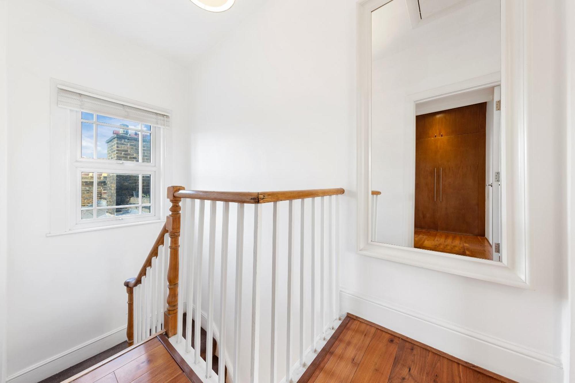 Apartment Luxury 4-bedroom Modern Flat In Steps From Station, Sleeps 9 In Style!