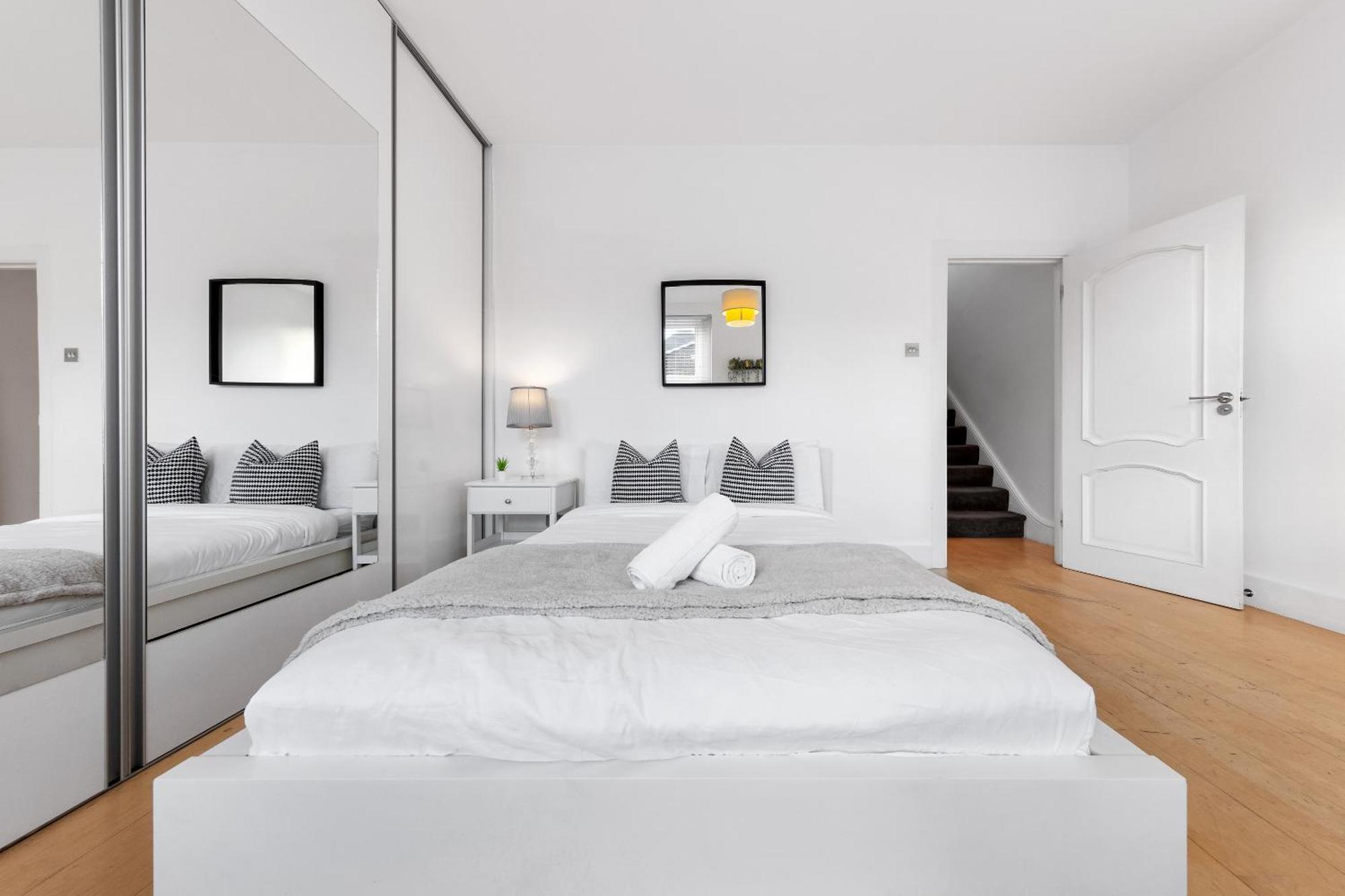 Apartment Luxury 4-bedroom Modern Flat In Steps From Station, Sleeps 9 In Style!