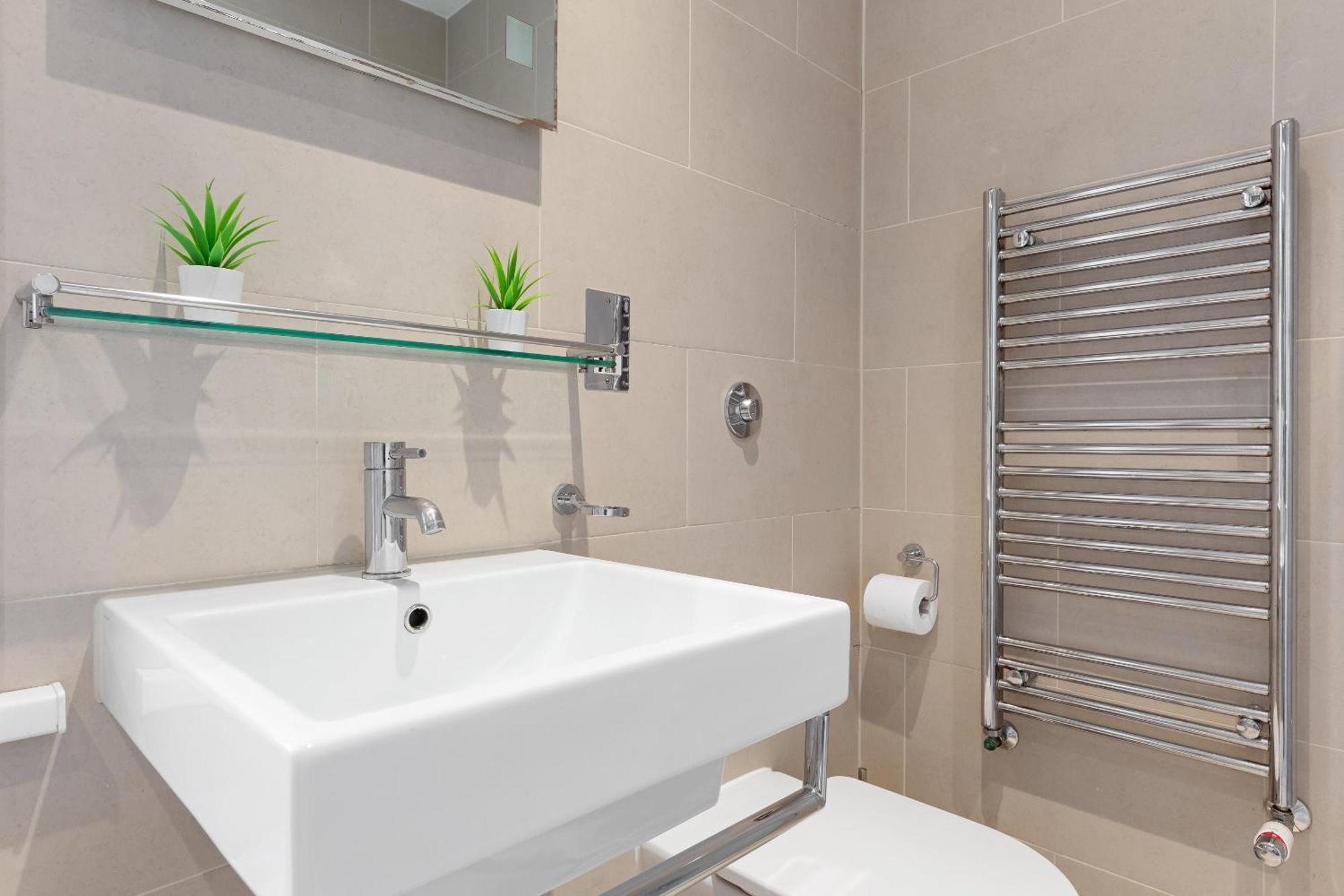Luxury 4-bedroom Modern Flat In Steps From Station, Sleeps 9 In Style! Apartment *