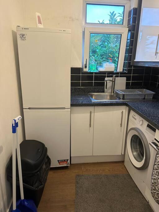 Beautiful Wood Street First Floor Flat B Londres