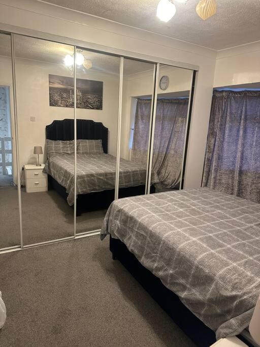 Beautiful Wood Street First Floor Flat B Londres