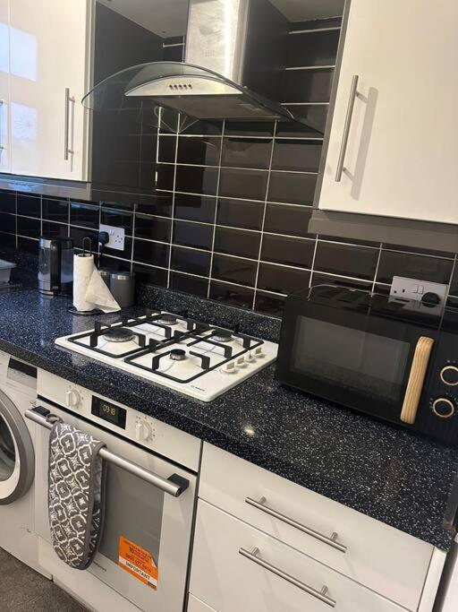 Beautiful Wood Street First Floor Flat B Appartement