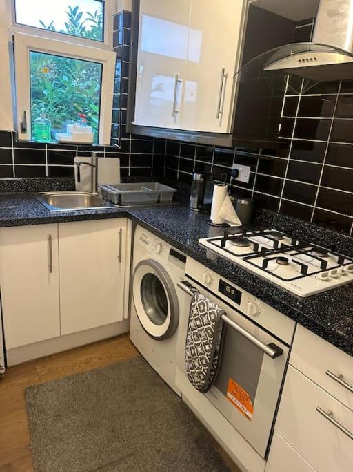 Beautiful Wood Street First Floor Flat B Appartement