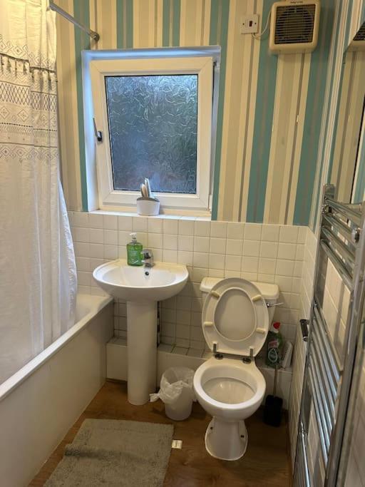 Beautiful Wood Street First Floor Flat B * Londres
