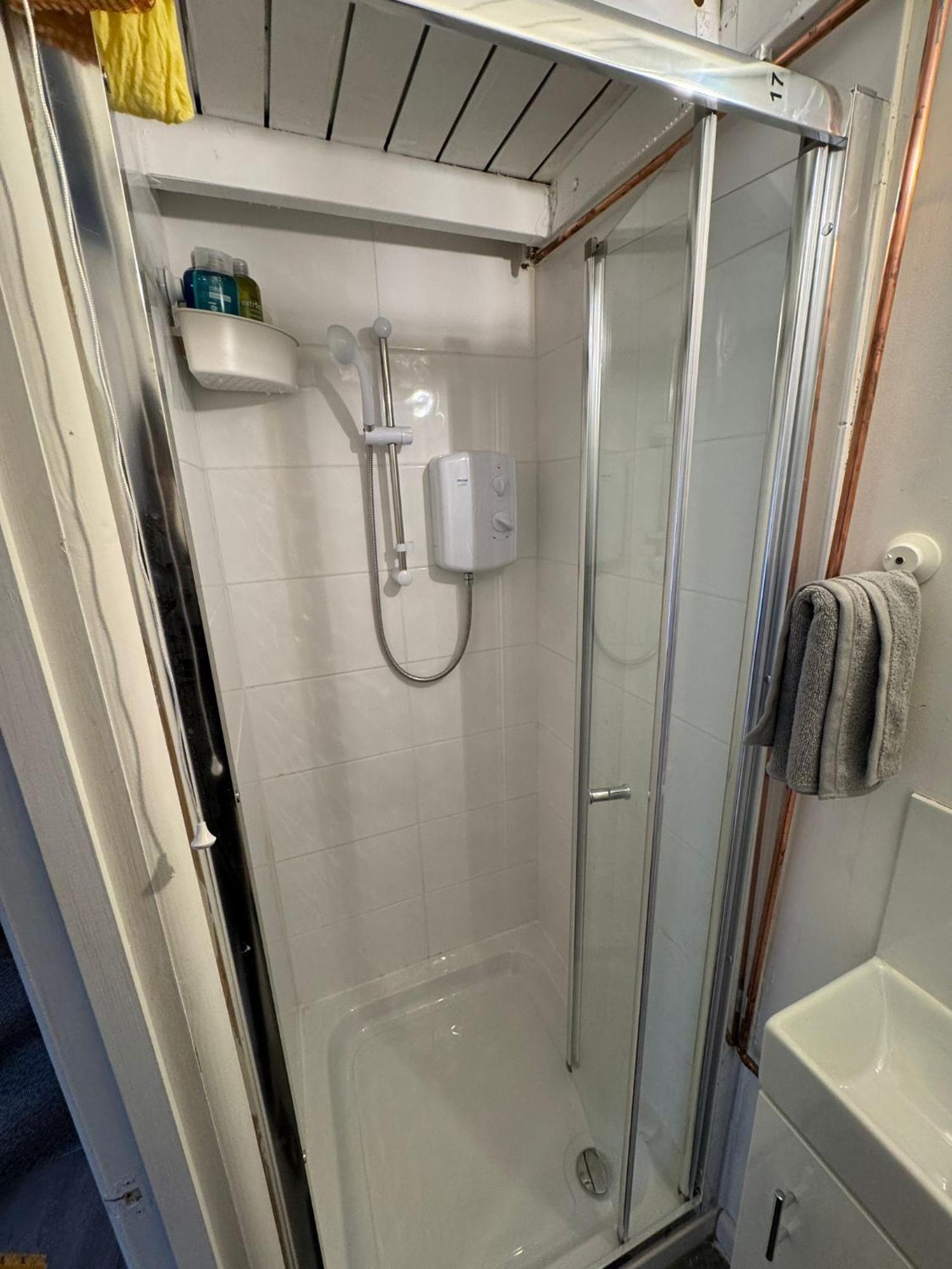 With 3 Beds- 20 Min From Bridge And Gatwick Airport Londres