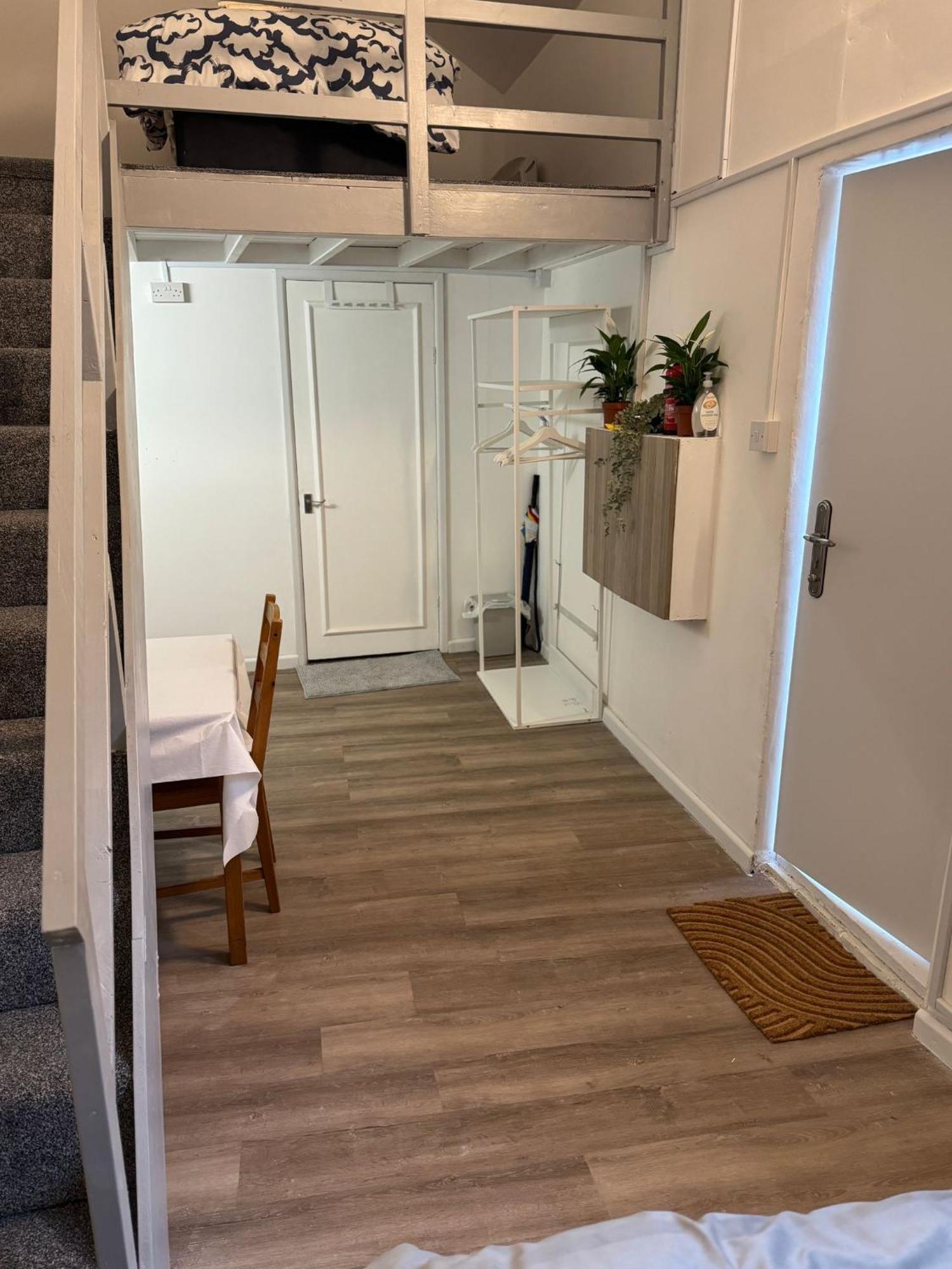 With 3 Beds- 20 Min From Bridge And Gatwick Airport Appartement