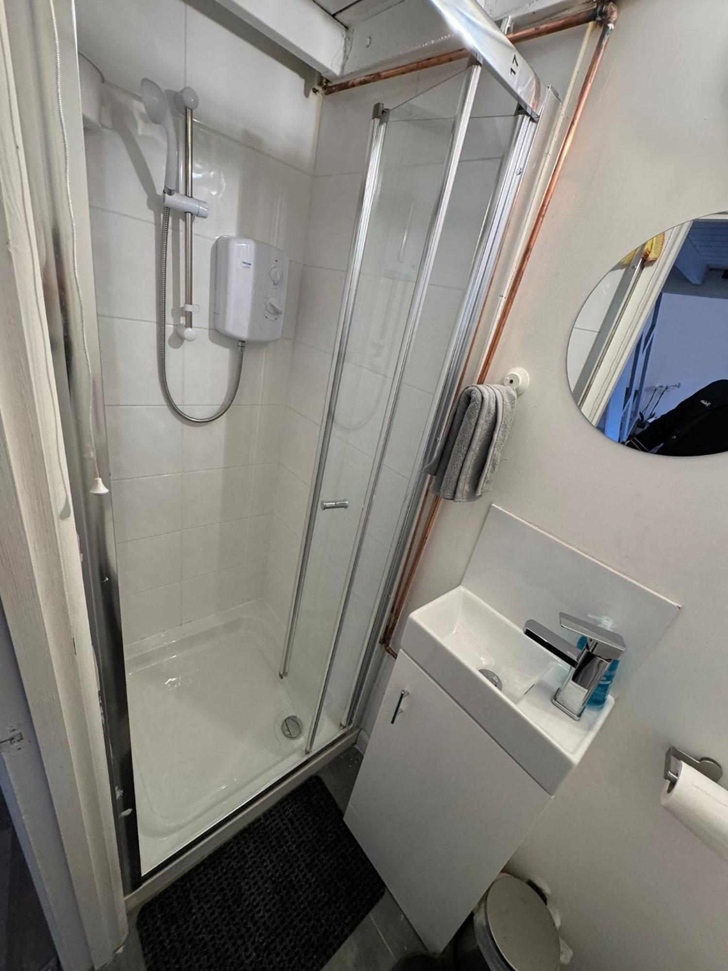 With 3 Beds- 20 Min From Bridge And Gatwick Airport * Londres