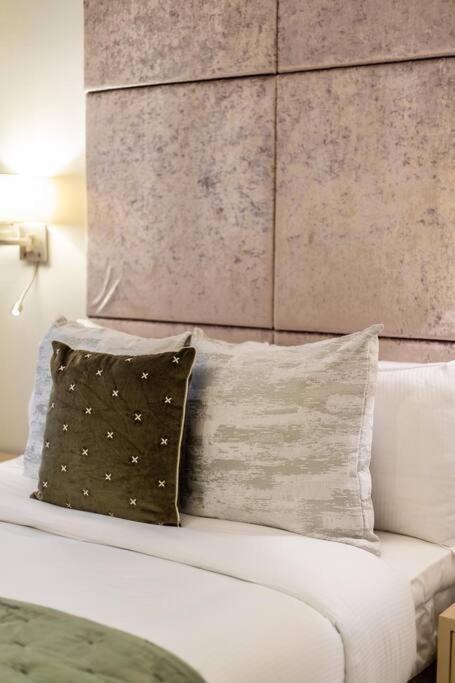 Stylish 2 Bed Split Level Flat Appartement Londres