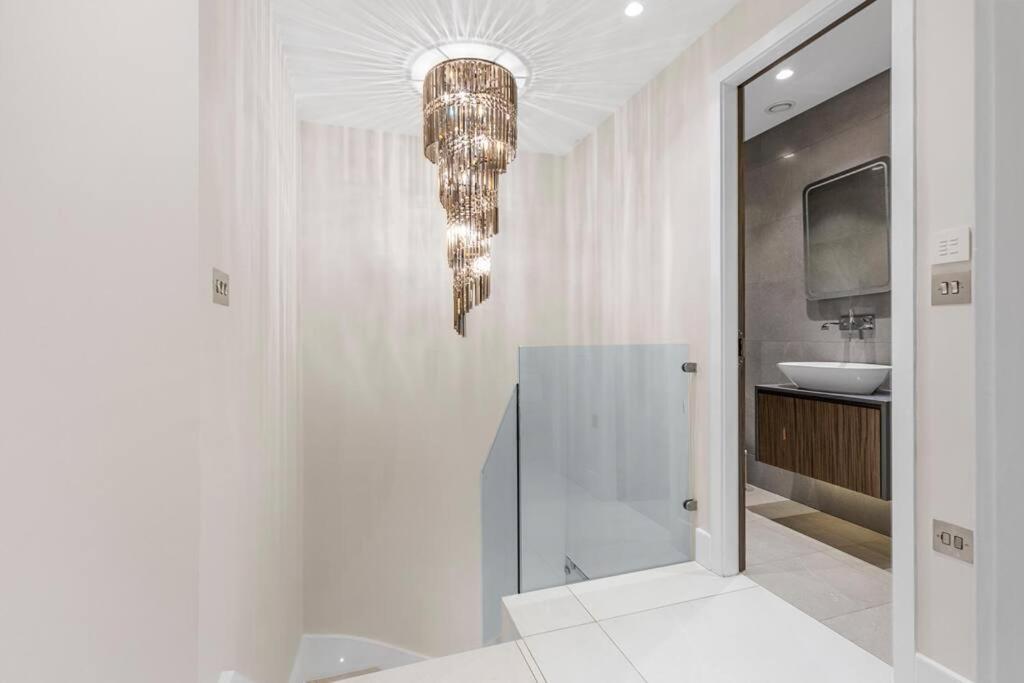 Stylish 2 Bed Split Level Flat * Londres