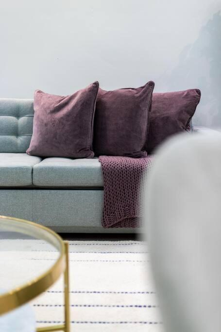Stylish 2 Bed Split Level Flat * Londres